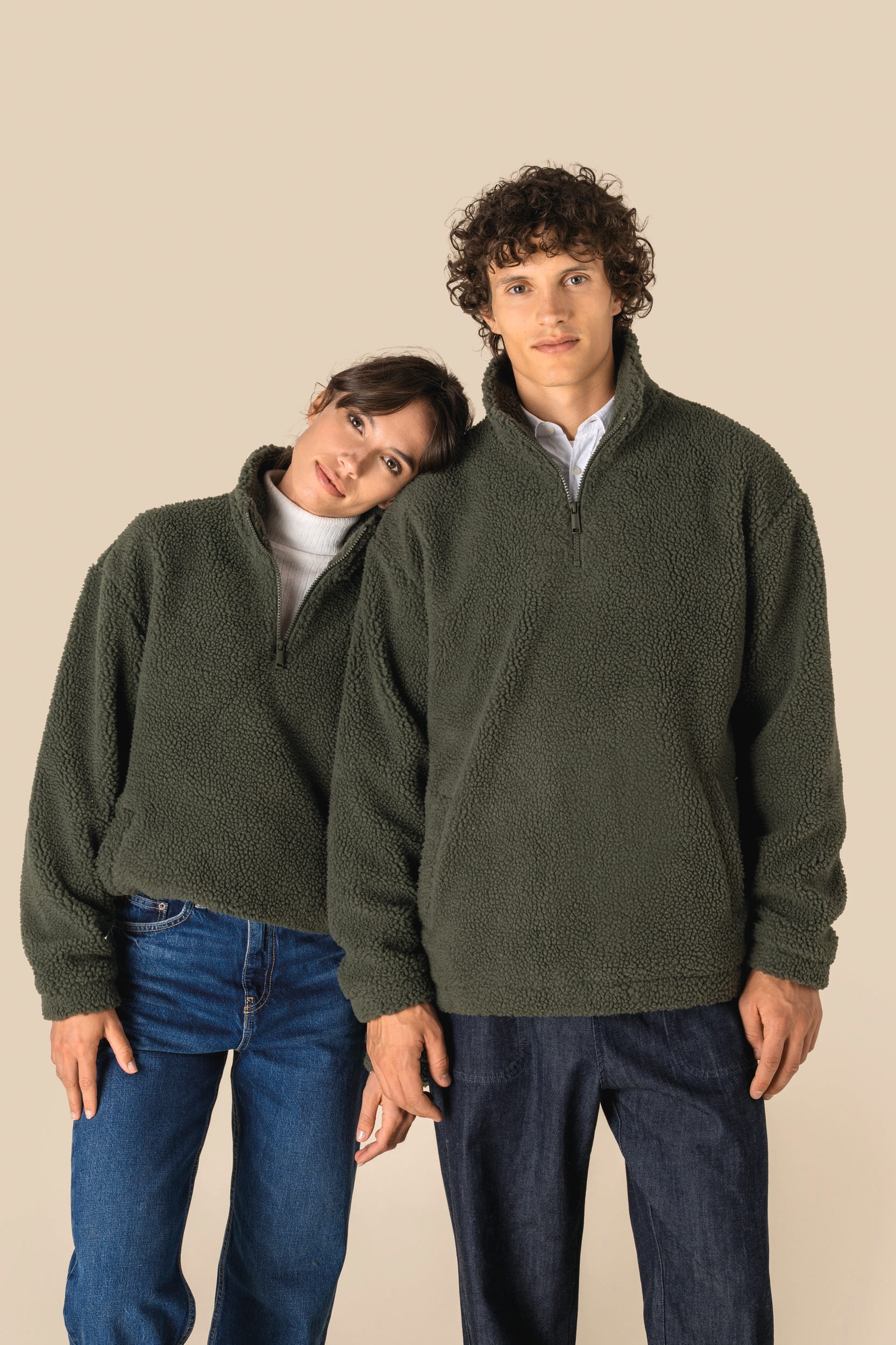 Spasso Uniseks sweater van sherpa met kwartrits en afhangende schouders